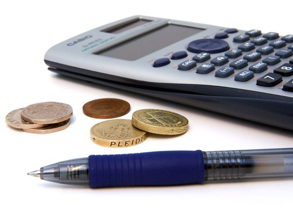 Taschenrechner mit Kugelschreiber und Kleingeld